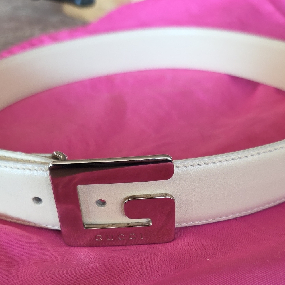 Beautiful Gucci Off-White/Eggshell Leather Belt with Silver Buckle